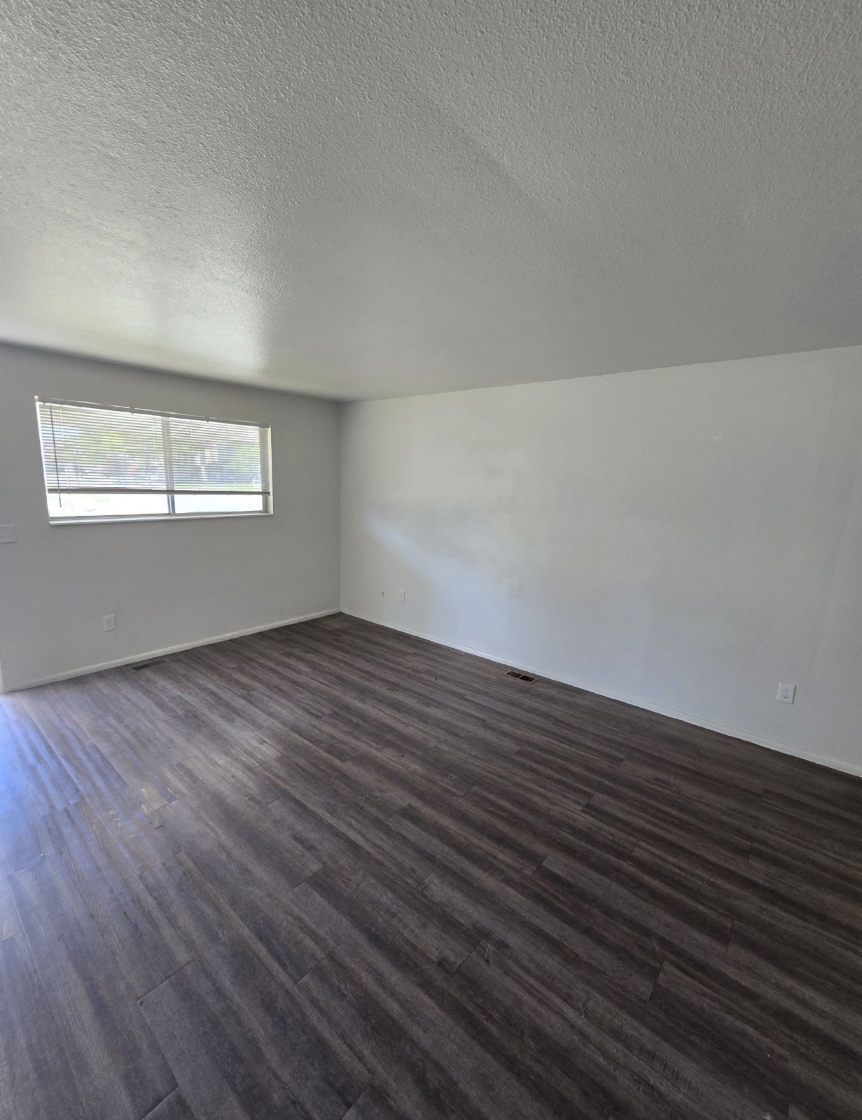 2 Bedroom, 1 Bath duplex in Magna! property image