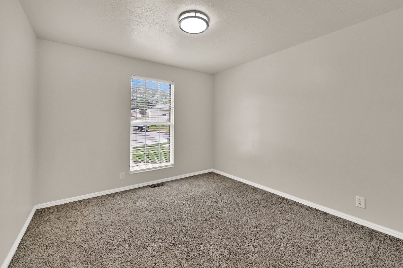 Spacious 6 Bedroom Bountiful Home! property image