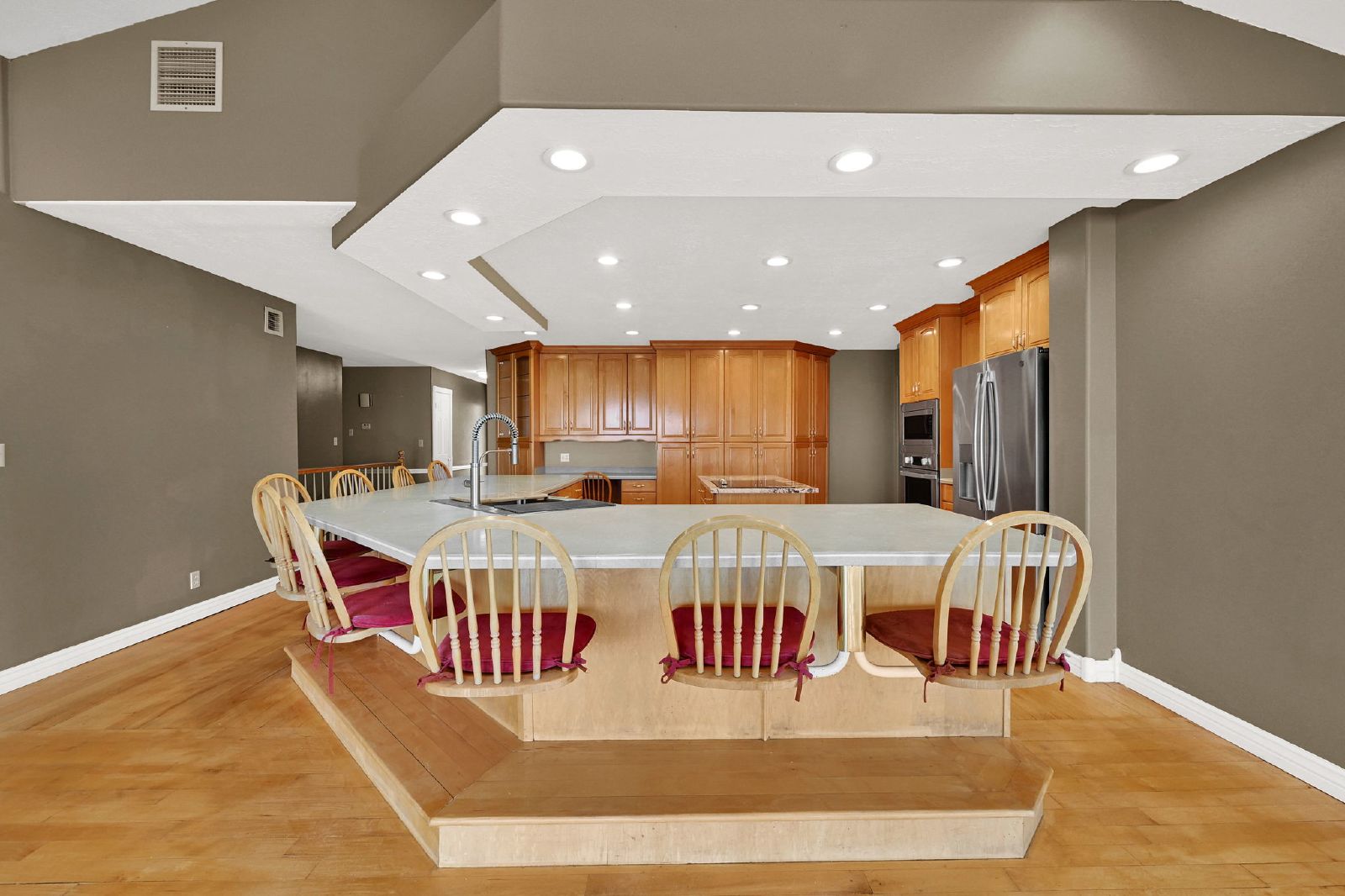 Spacious 6 Bedroom Bountiful Home! property image