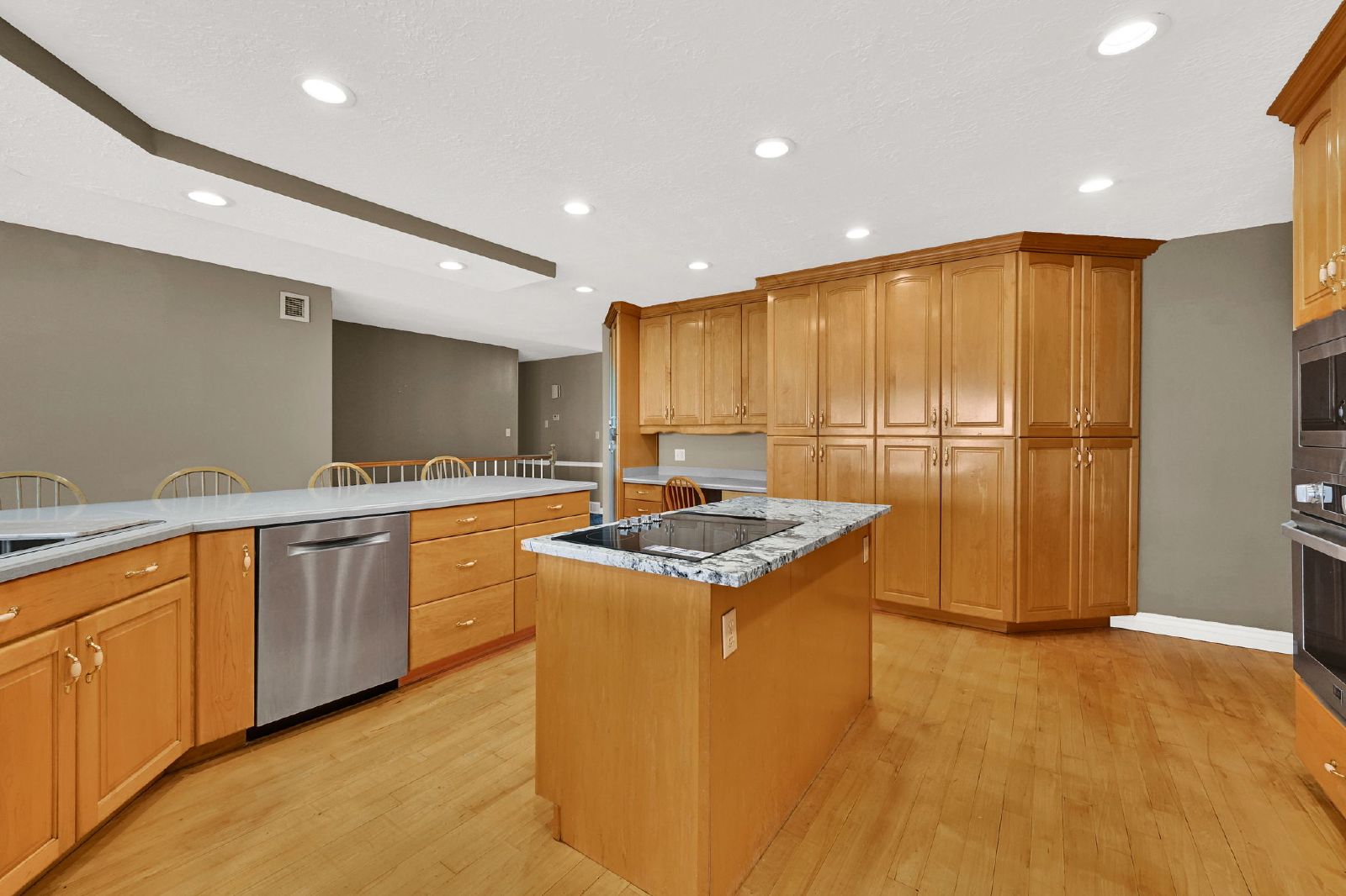 Spacious 6 Bedroom Bountiful Home! property image