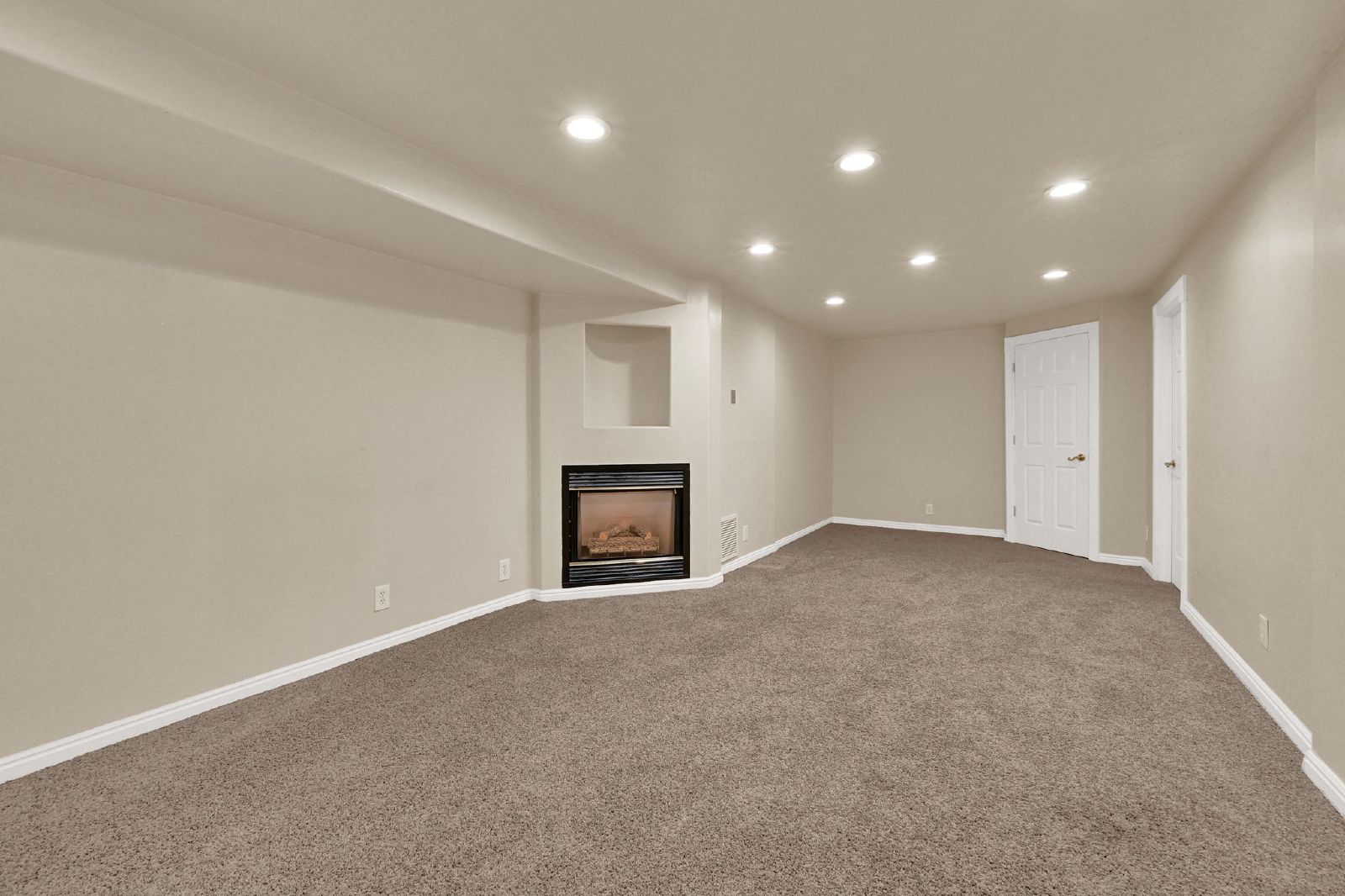 Spacious 6 Bedroom Bountiful Home! property image