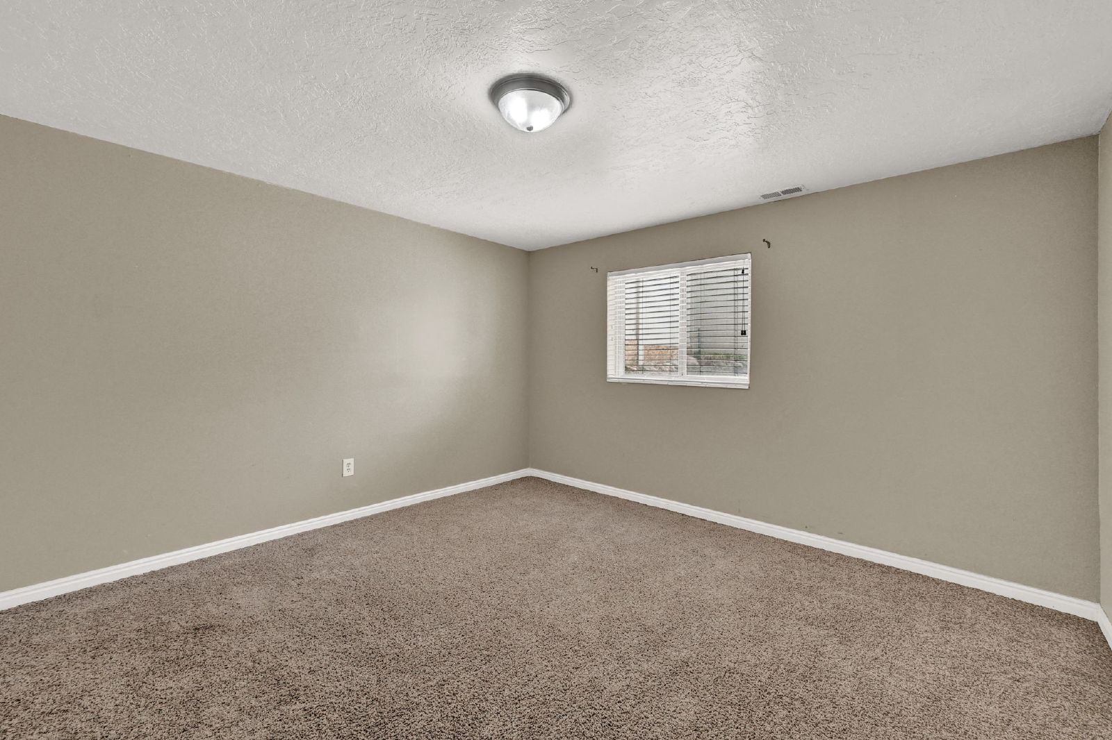 Spacious 6 Bedroom Bountiful Home! property image