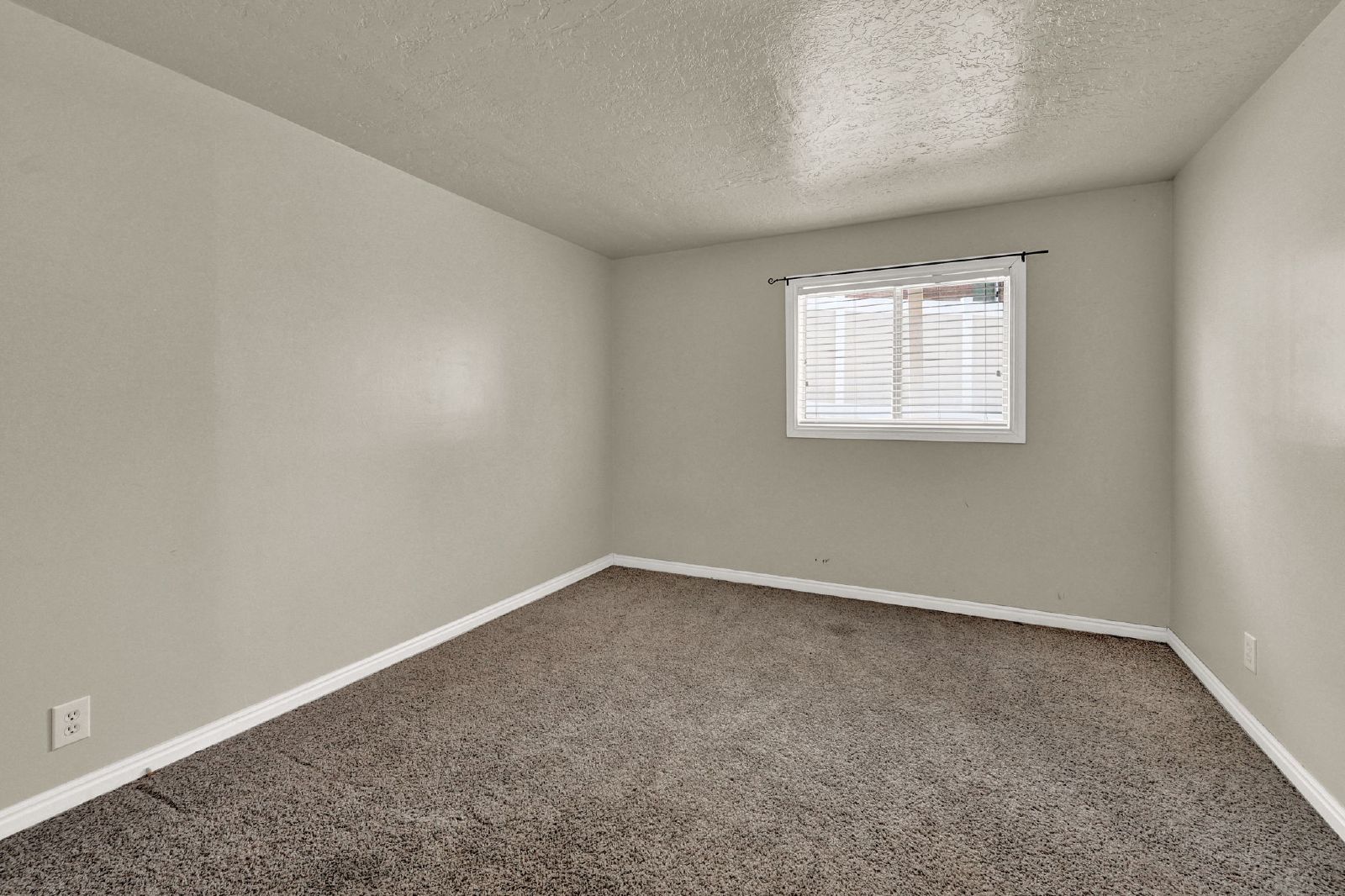 Spacious 6 Bedroom Bountiful Home! property image