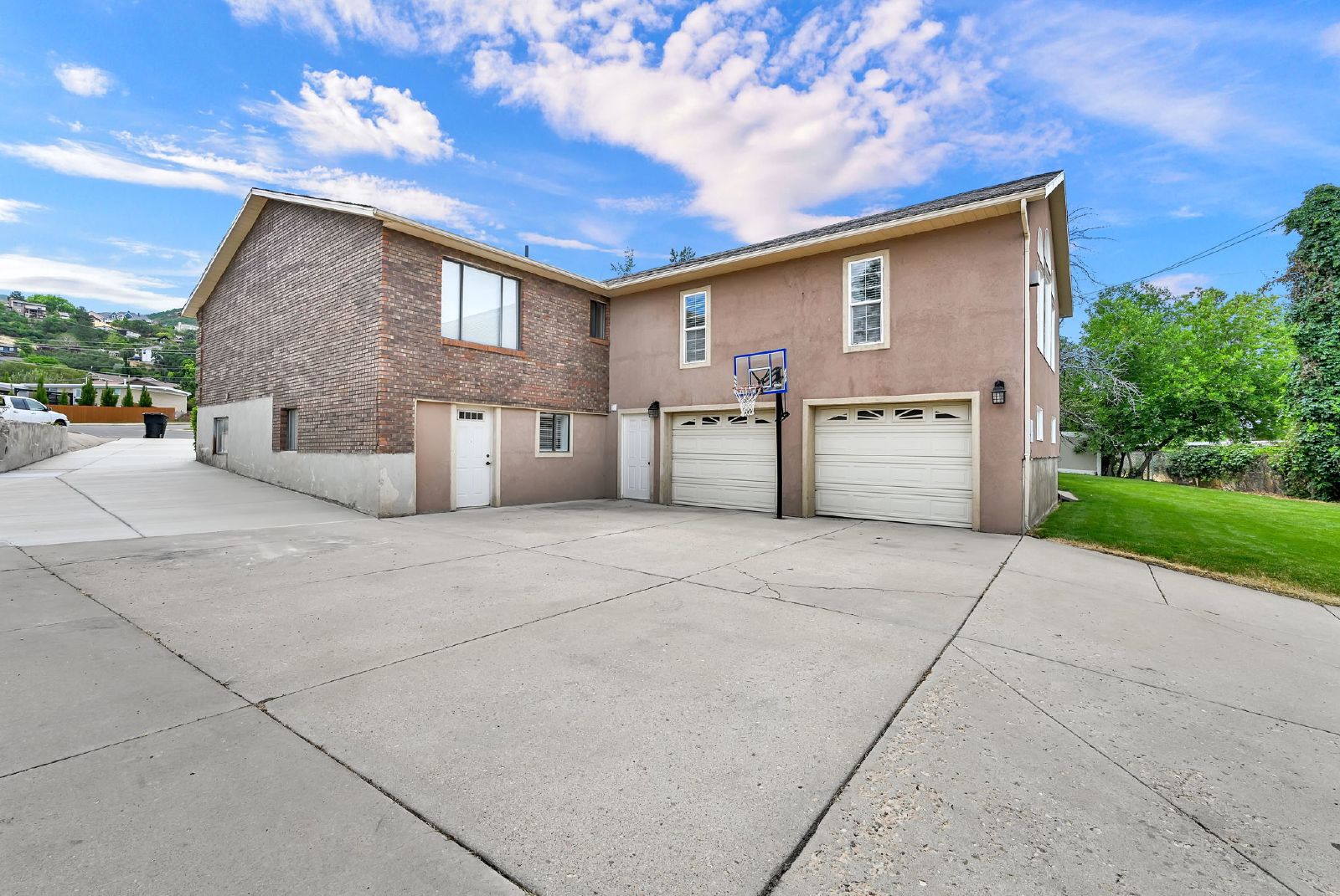 Spacious 6 Bedroom Bountiful Home! property image