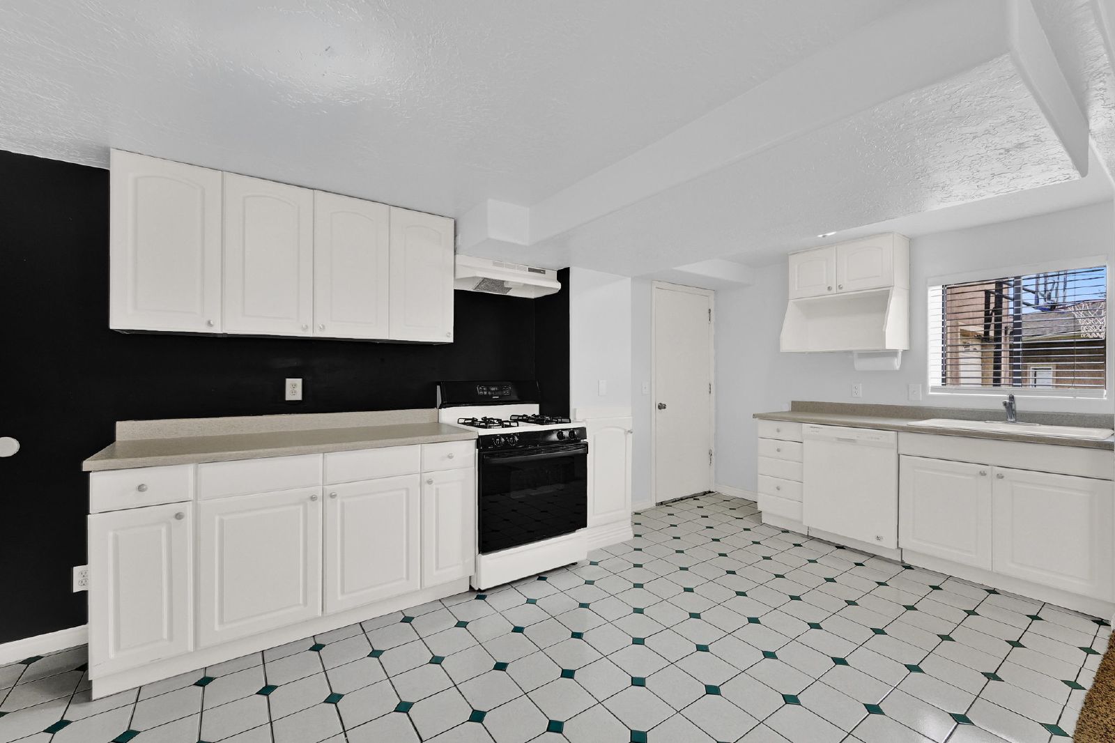 Spacious 6 Bedroom Bountiful Home! property image