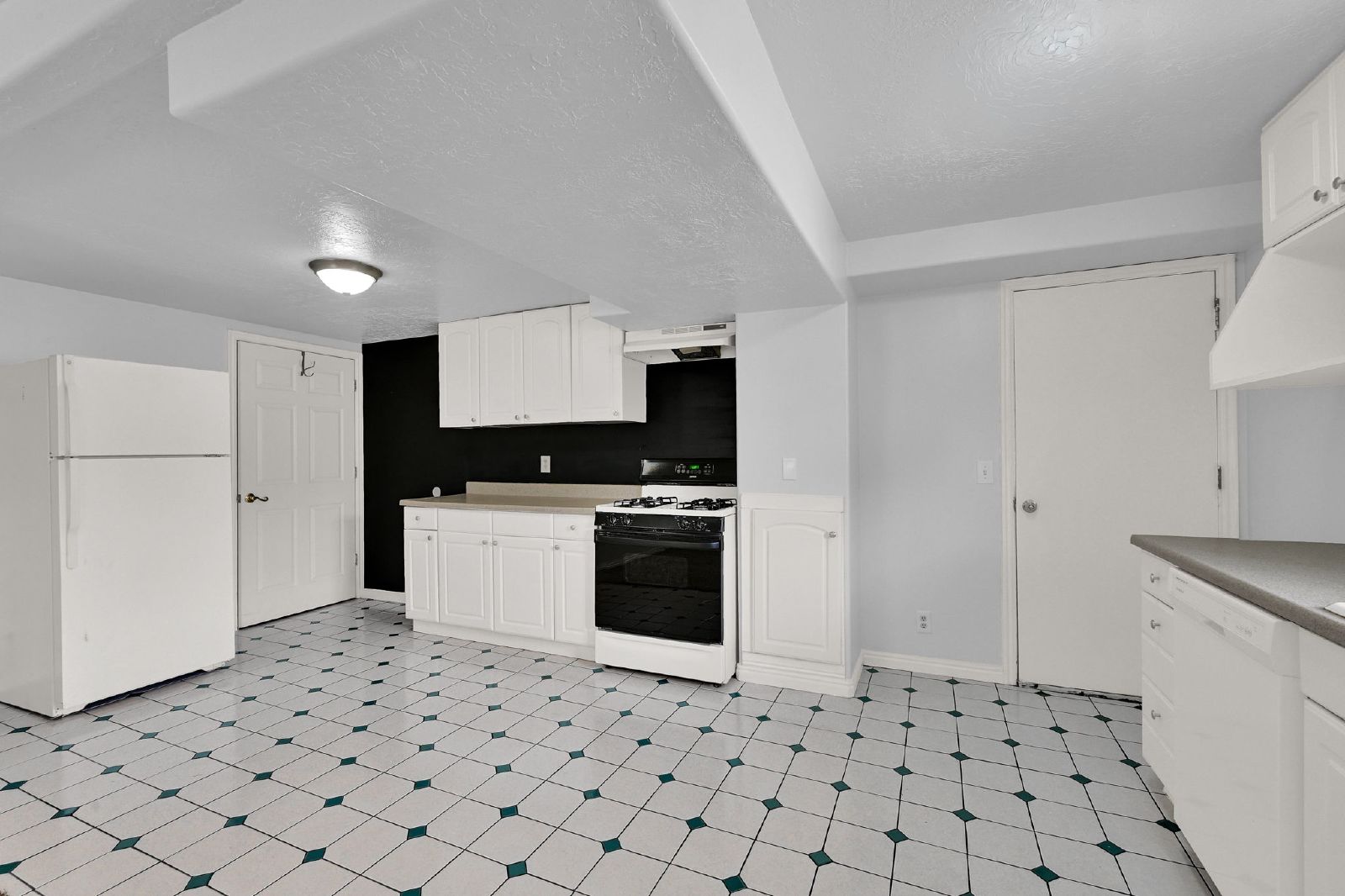 Spacious 6 Bedroom Bountiful Home! property image