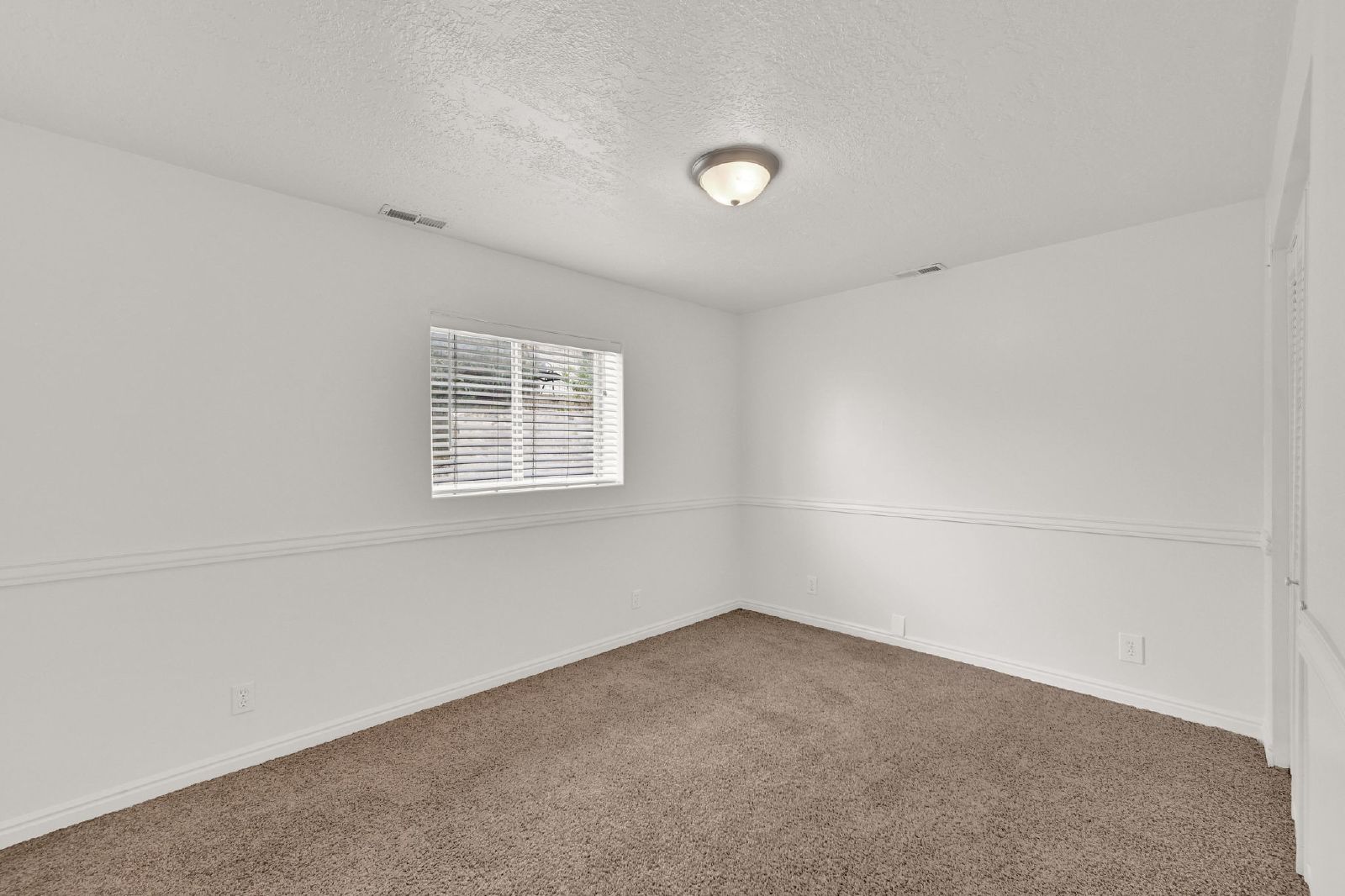 Spacious 6 Bedroom Bountiful Home! property image