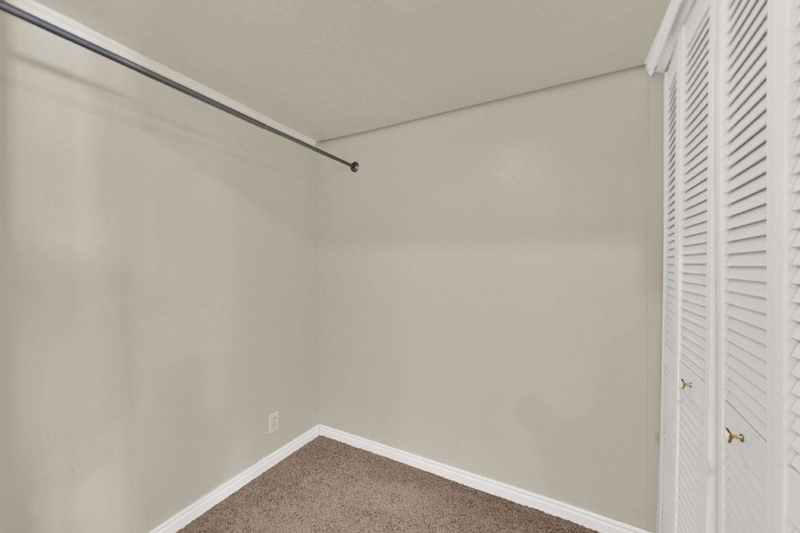 Spacious 6 Bedroom Bountiful Home! property image